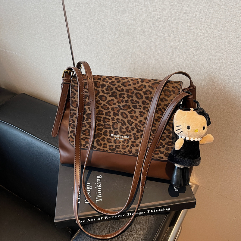 Retro mochila de mujer esmeriada casual de viaje Leopard Shoulder Bag 2025 nuevo estilo simple de moda versátil mochila