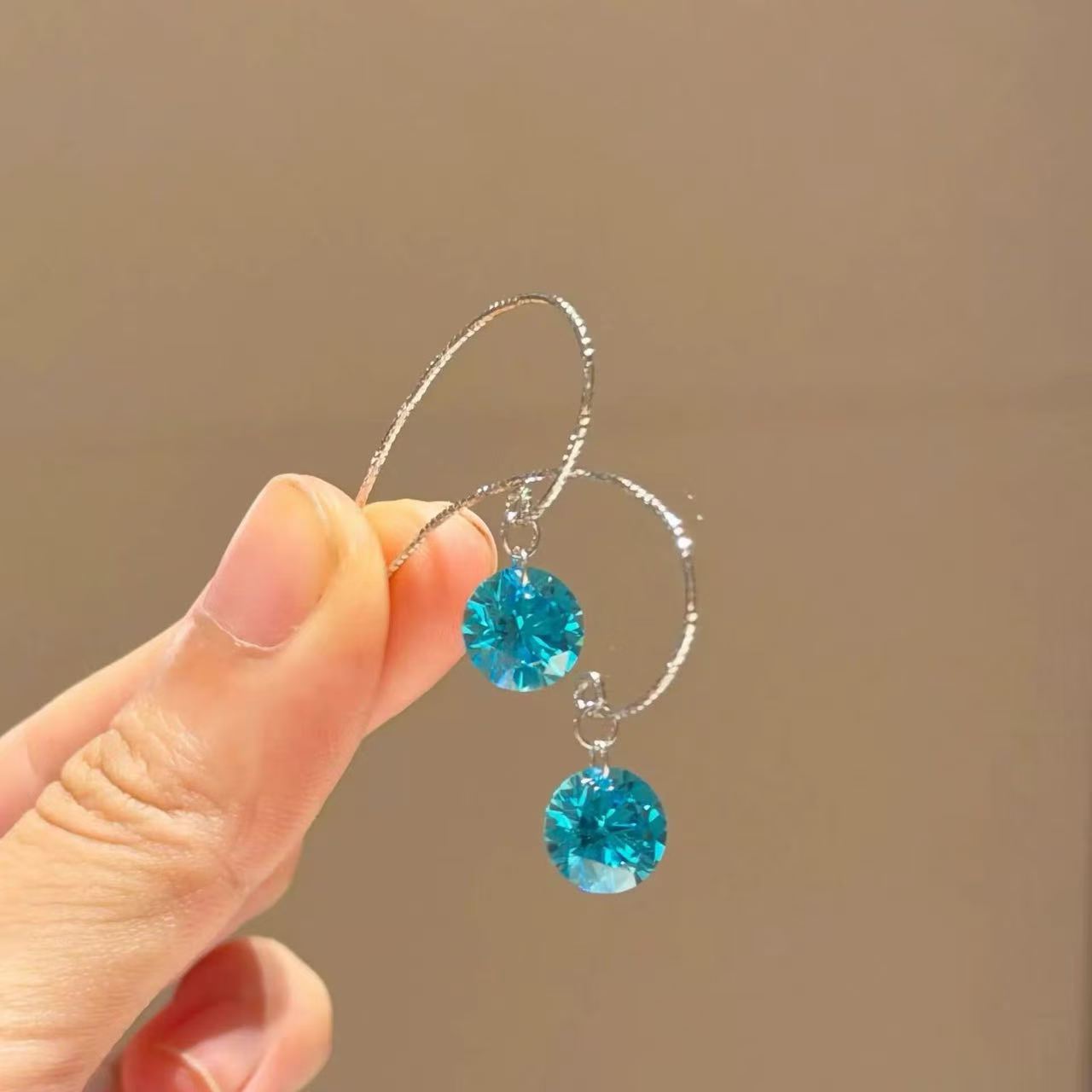 蓝色水滴锆石耳线