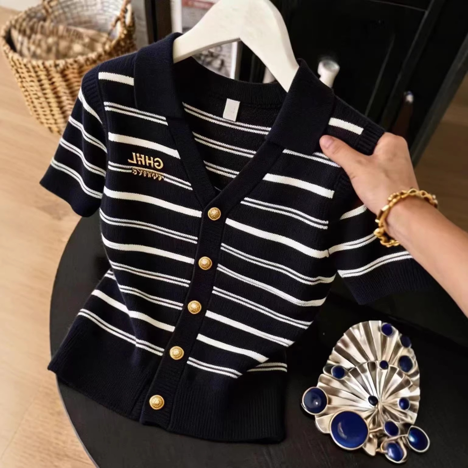 Áo len cổ polo ngắn tay nữ sọc kẻ thanh lịch — Sọc chi tiết 4