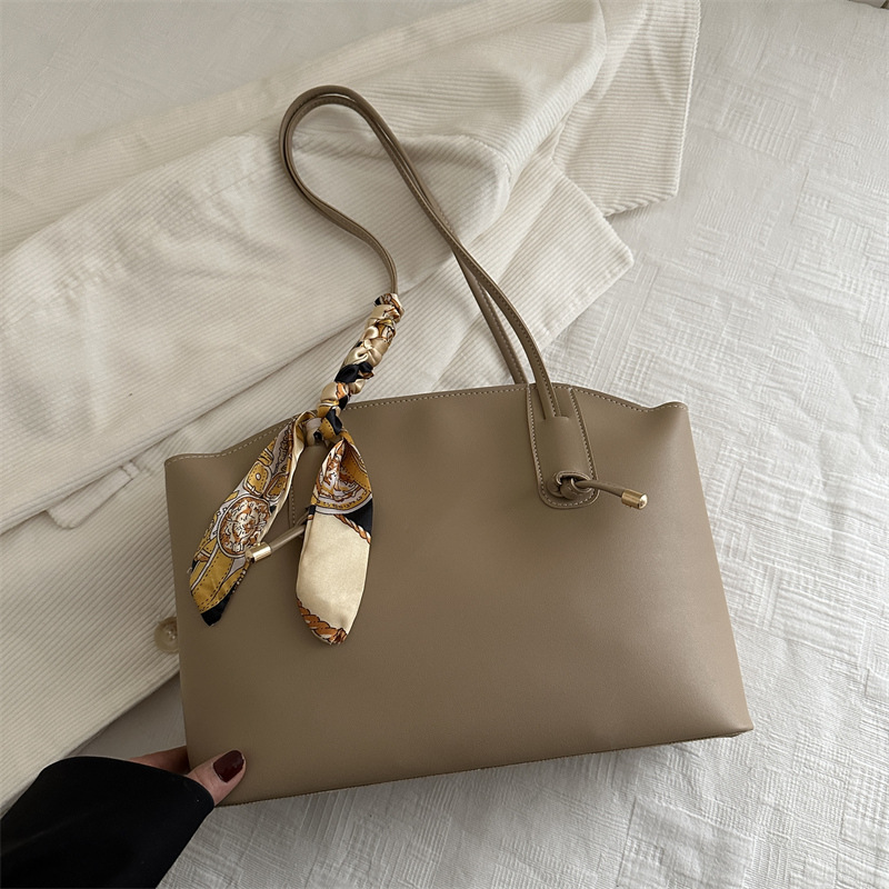 Bolsa de mano de seda de alto nivel 2025, primavera nueva bolsa de brazo de hombro, bolsas de tote populares este año