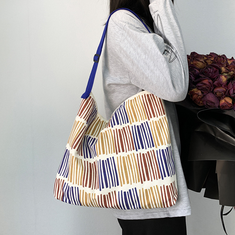 Bolso bandolera de lona para mujer, estilo nuevo de primavera y verano, bolso de hombro de mano literario fresco de gran capacidad, mochila escolar de estudiante con cremallera