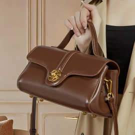 都市简约2025新款高颜值单肩斜挎包小众复古真皮时尚锁扣手提女包