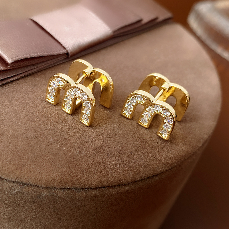 Chanel estilo de doble cara de circón gota aceite m letra oído hebilla pendientes de moda dulce pequeño elegante de alto grado pendientes para las mujeres