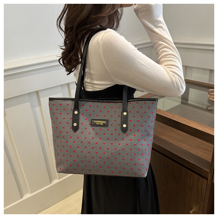 The 2024 new Korean-style tote bag with a college style is stylish, elegant and beautiful. It is a large-capacity single-shoulder and underarm commuter handbag undefined