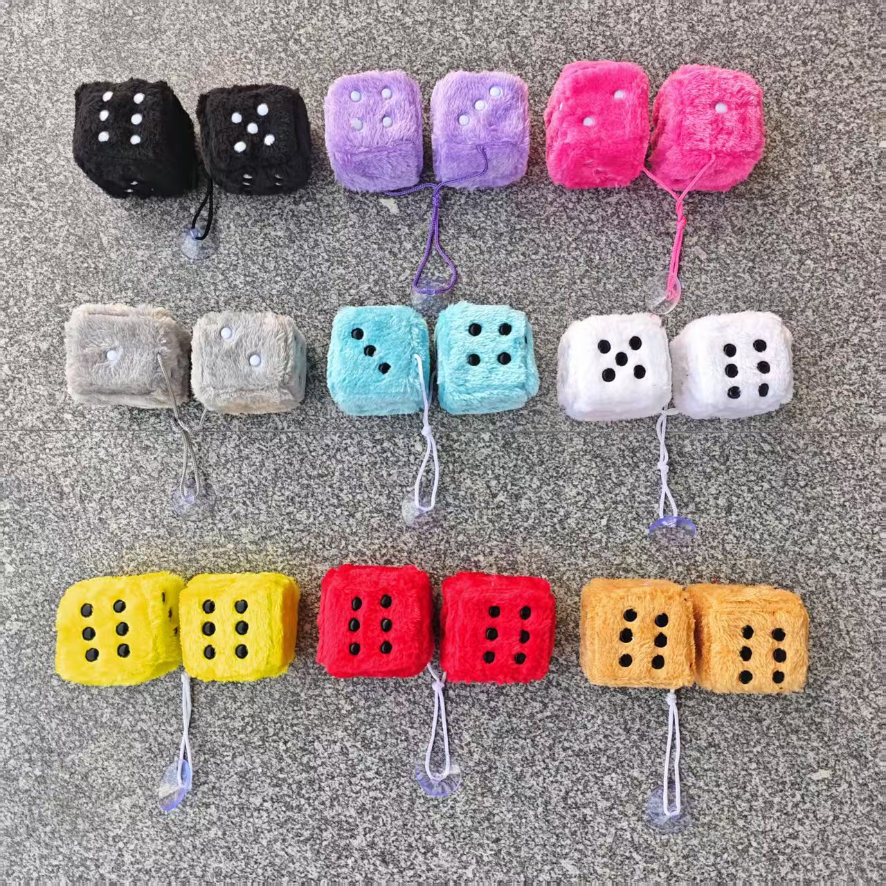 Amazon transfronteriza 7,5 cm de largo Punto de estampado en caliente de lana dados de peluche Cubo de juguete colgante de coche colgar tamiz