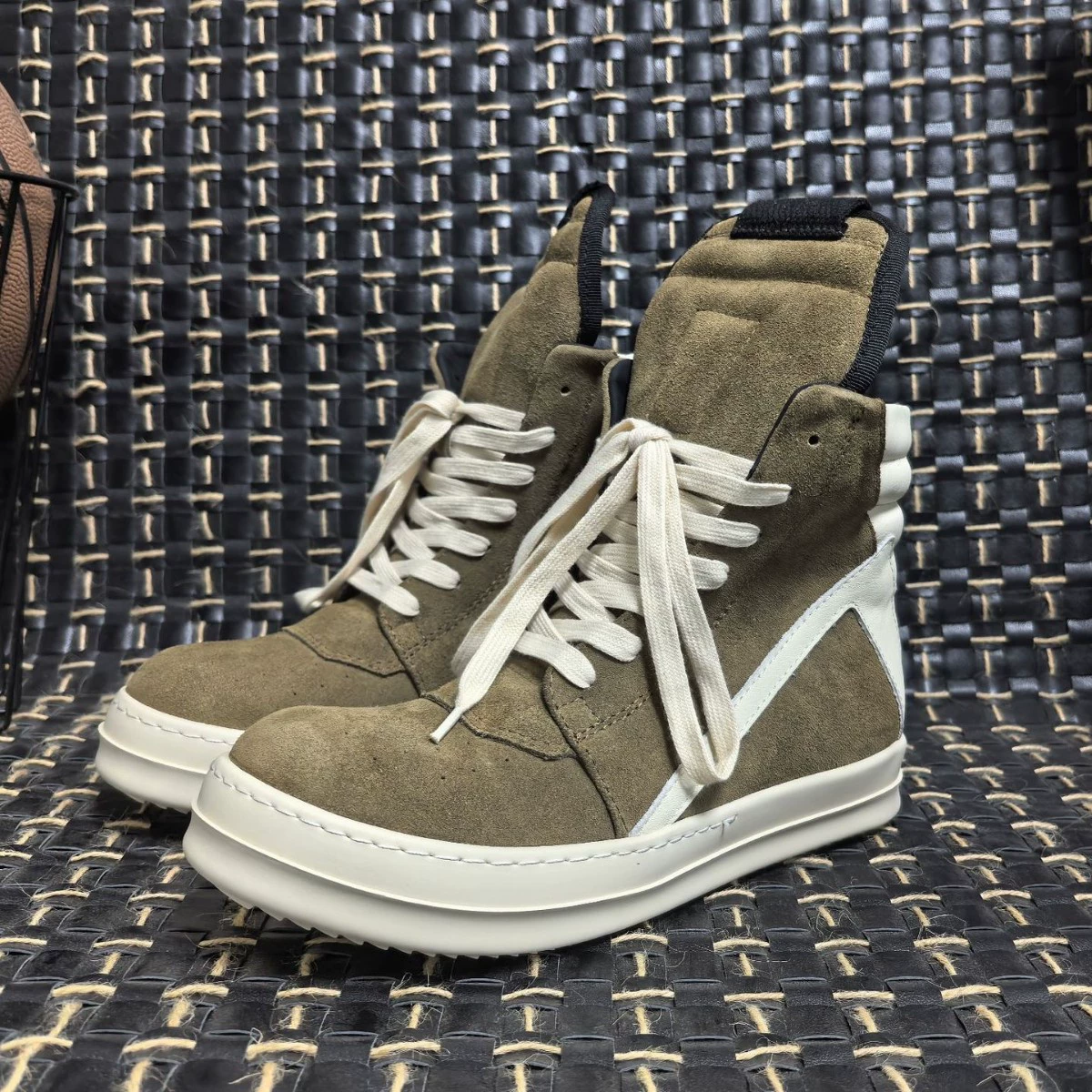 RO замшевые высокие туфли с перевернутым треугольником, повседневные уличные кроссовки из натуральной кожи на молочной подошве, увеличивающие рост, модные ботинки в парном стиле