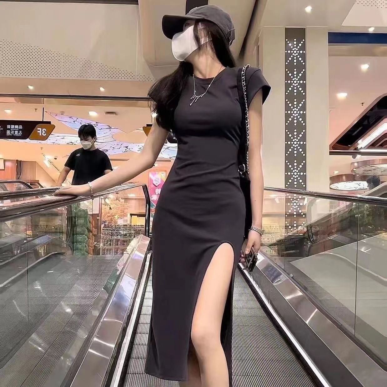 Vestido de camiseta de manga corta de chica caliente para mujer verano 2023 nuevo vestido MIDI sexy dividido negro sobre la rodilla