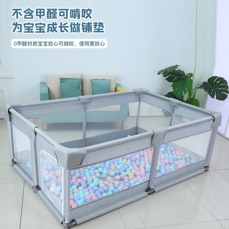 Juego de interior para el hogar del bebé cerca de la alfombra para gatear para niños pequeños cerca de la barrera de seguridad para bebés