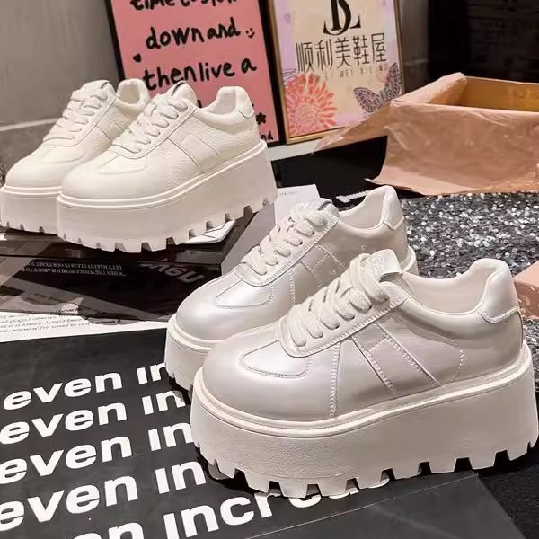 Muffins de cuero de fondo grueso, zapatos blancos perlados, zapatos de skate casuales, zapatos de pan de entrenamiento, zapatos de altura para mujeres.
