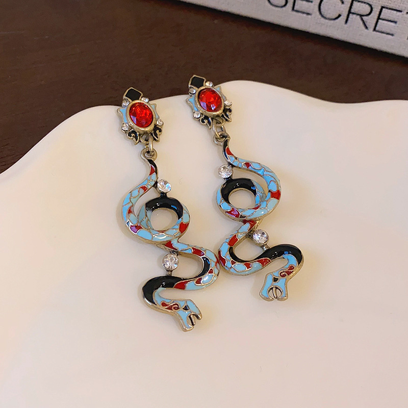 Aguja de plata Vintage medieval Pendientes en forma de serpiente con incrustaciones de diamantes Pendientes de personalidad de nicho femenino Pendientes de temperamento de lujo ligero y de alta calidad