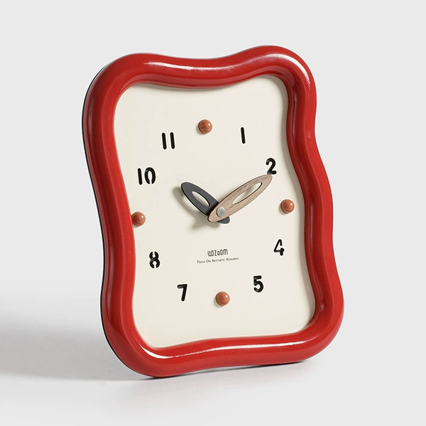 Lucky Red [That is, the decoration is also the clock]