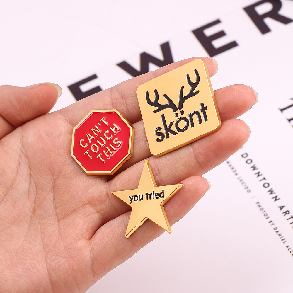 Europeo y americano transfronterizo Venta caliente personalizado creativo inglés letras cuadrado diseño metal insignia bolsa accesorios broche al por mayor