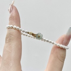 金持ちの花米粒の小さな真珠の鎖は贅沢で洗練された手串の高級感がシンプルでファッション的な手紐の女性である