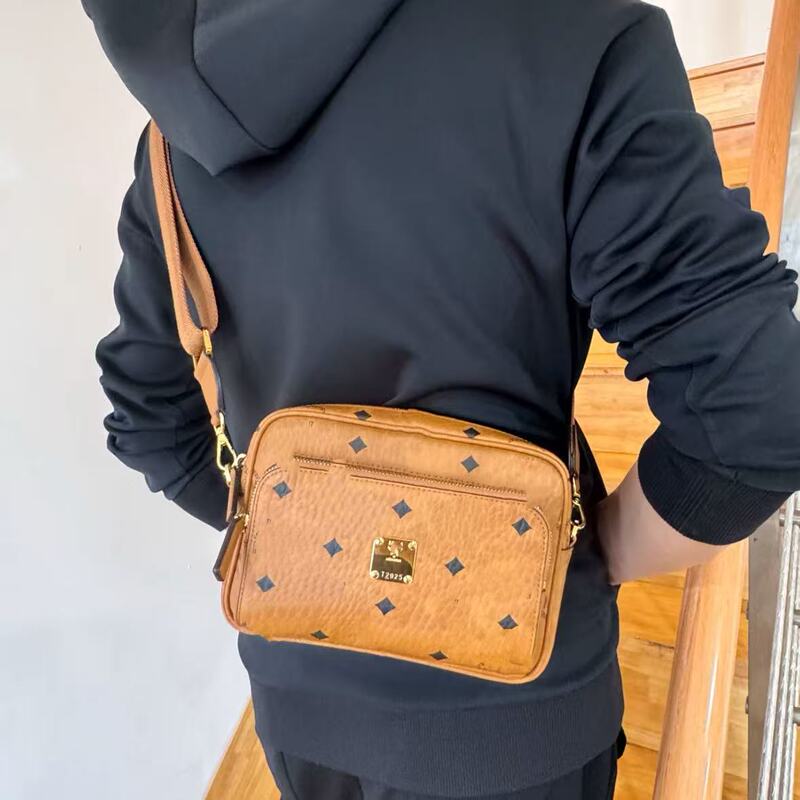 Mc White Dm Style Leather Bag Autumn 2026 Women's Lightweight Bag Unisex Crossbody Camera Bag