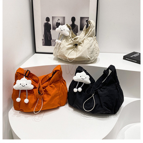 Fashionable lightweight nylon bag design fabric crossbody bag for women, trendy and versatile, simple shoulder bag.