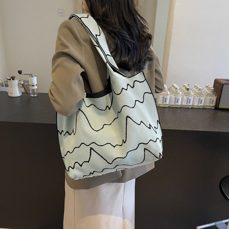 Handbag woven women's shopping bag, versatile for commuting, black and white fashionable, large-capacity single-shoulder bag, striped casual new details Picture