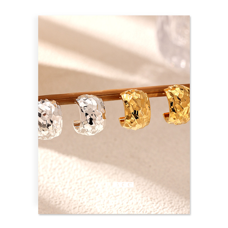 Joyería al por mayor aretes de martillo en forma de C cobre chapado en oro 925 plata simple ligero lujoso anillo de aguja de plata para mujeres
