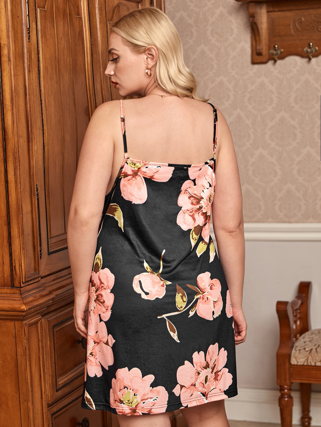 2022款夏季欧美外贸大码女装时尚蕾丝V领短裤连衣裙吊带印花图案