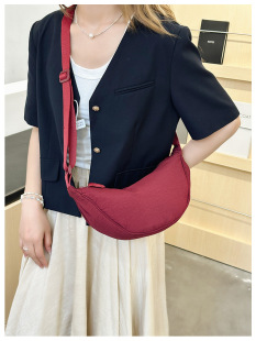 2025 new women's crossbody bag fashionable student Korean version casual bag women's versatile commuting large-capacity dumpling bag