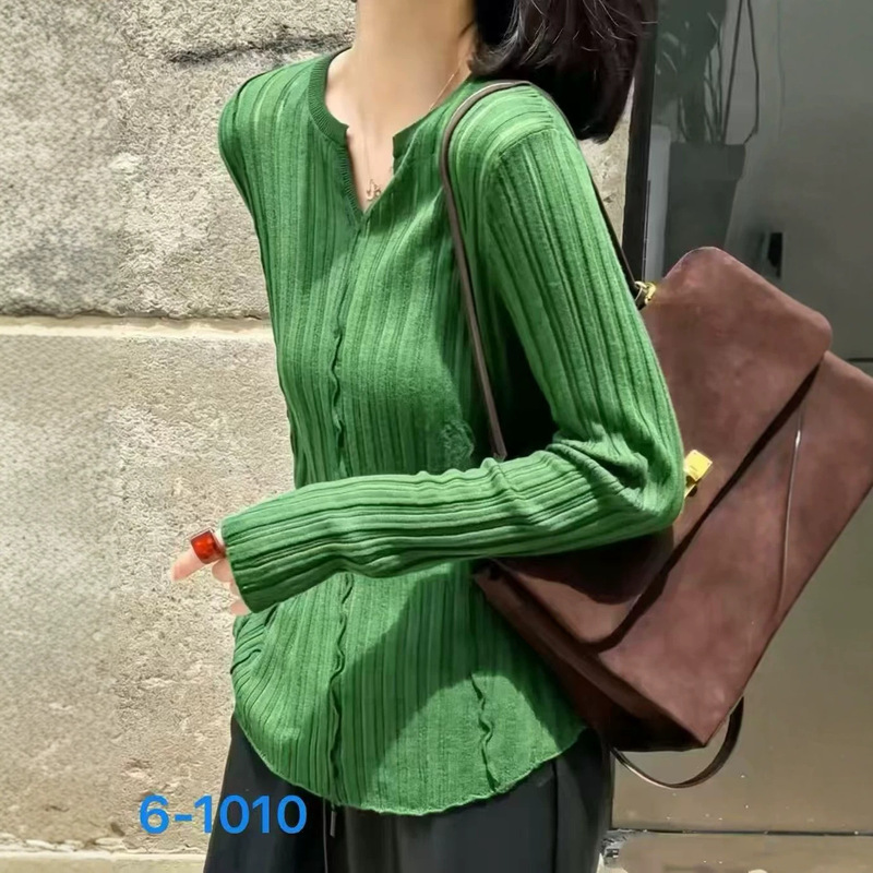 Coffee-Colored Long-Sleeve Scissor-Collar Knit Shirt for Women, 2026 Autumn New Style, Loose Fit, Slimming Design, Elegant Split Hem Base Layer Coffee-Colored Long-Sleeve Scissor-Collar Knit Shirt for Women, 2026 Autumn New Style, Loose Fit, Slimming Design, Elegant Split Hem Base Layer