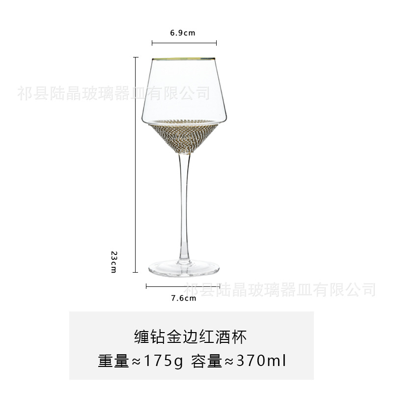 Copa de vino tinto con borde dorado envuelto en diamante