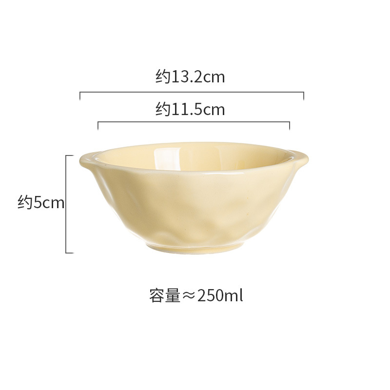 양손으로 빚은 커스터드 소스가 들어간 작은 그릇