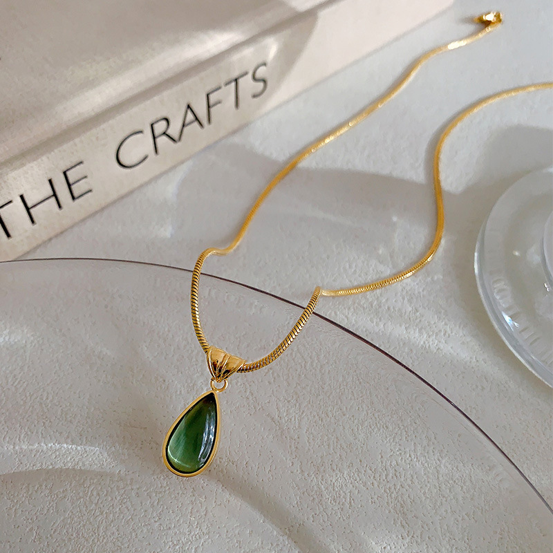 Золотое зеленое колье с каплями воды