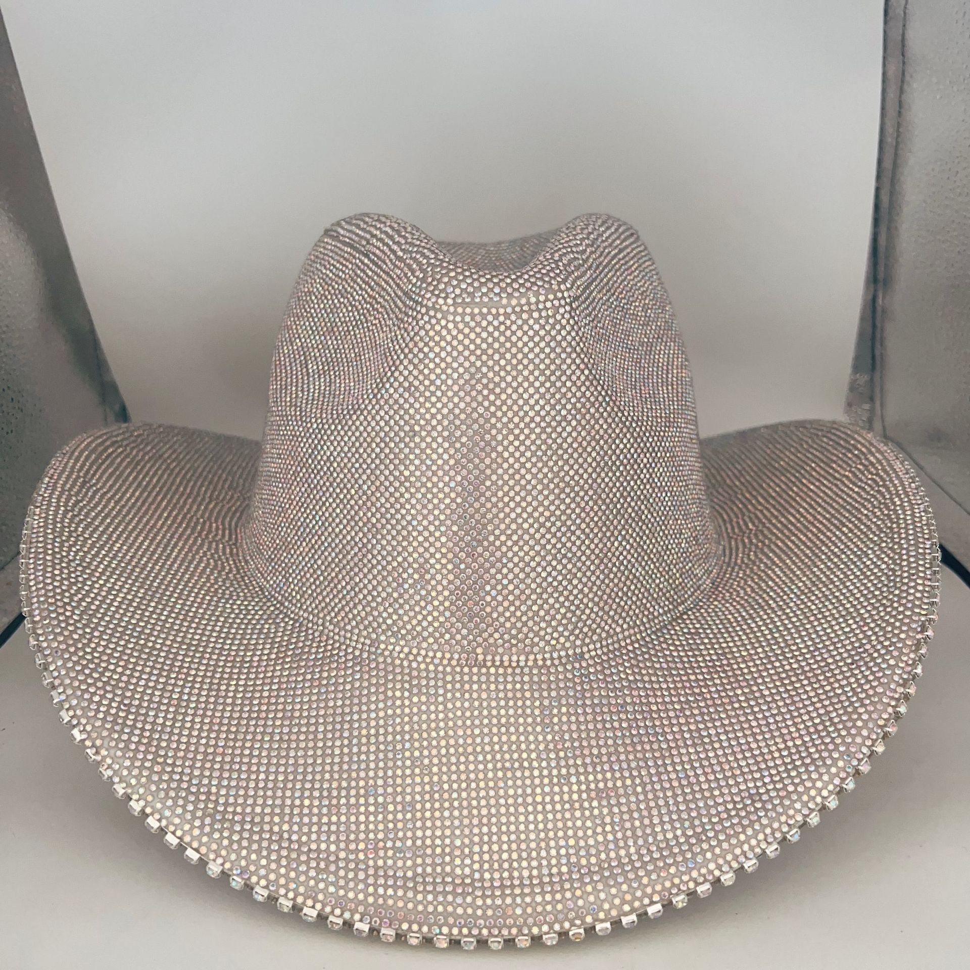 Fabricante mayorista de sombreros con adornos de diamantes de imitación de estilo europeo y americano, sombreros de mezclilla y lana, sombreros de ala ancha, sombreros de ala ancha estilo pasarela.