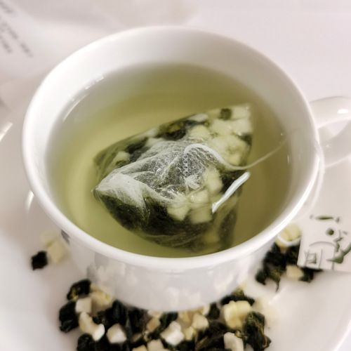 Tea bags in triangular packaging, various combinations of loose-leaf tea, fruit tea, health tea bags from manufacturers for retail.