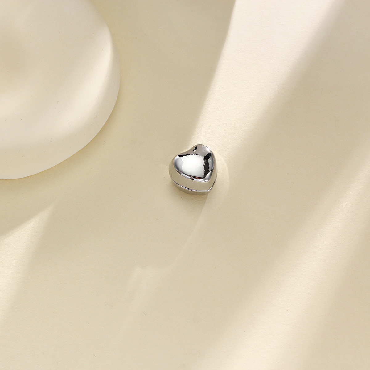 Hui cubre el pañuelo sin costuras magnético hebilla fija collar clip anti-exposición bufanda de seda accesorios en forma de corazón hebilla fuerte transfronteriza