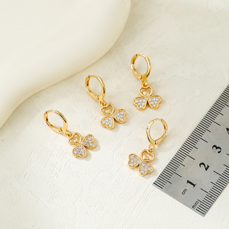 Aretes de trébol de lujo ligero en 2025 nuevo estilo de nicho de diseño de botones de orejas de borda de alta calidad de moda para mujeres aretes de orejas