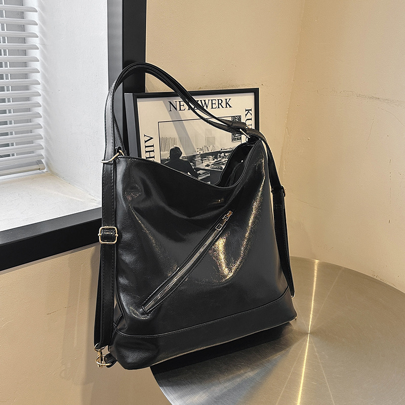 Cuero suave estilo coreano bolsa de hombro de gran capacidad para las mujeres 2024 principios de primavera nuevo versátil ins hombro axila bolsa