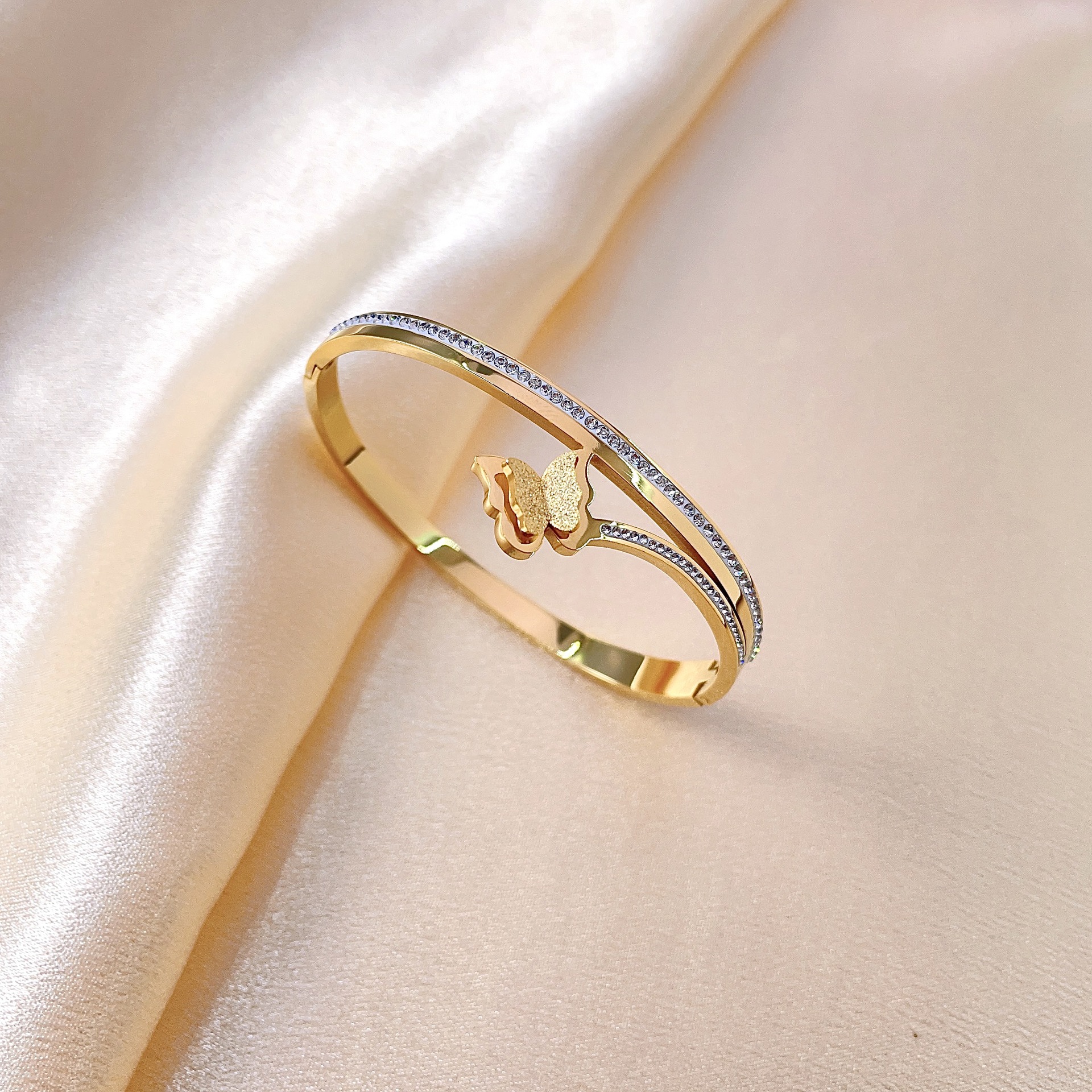 En stock fábrica directa Transfronteriza Popular electrochapado 18K pulsera de acero de titanio femenina personalidad no se desvanece moda nicho moda