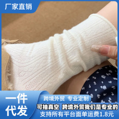 靴下の女性秋冬の甘いニットの女性の靴下の純色の韓国系の学院の風の積み重ねの靴下は日本の諸及び靴下業に似合います。