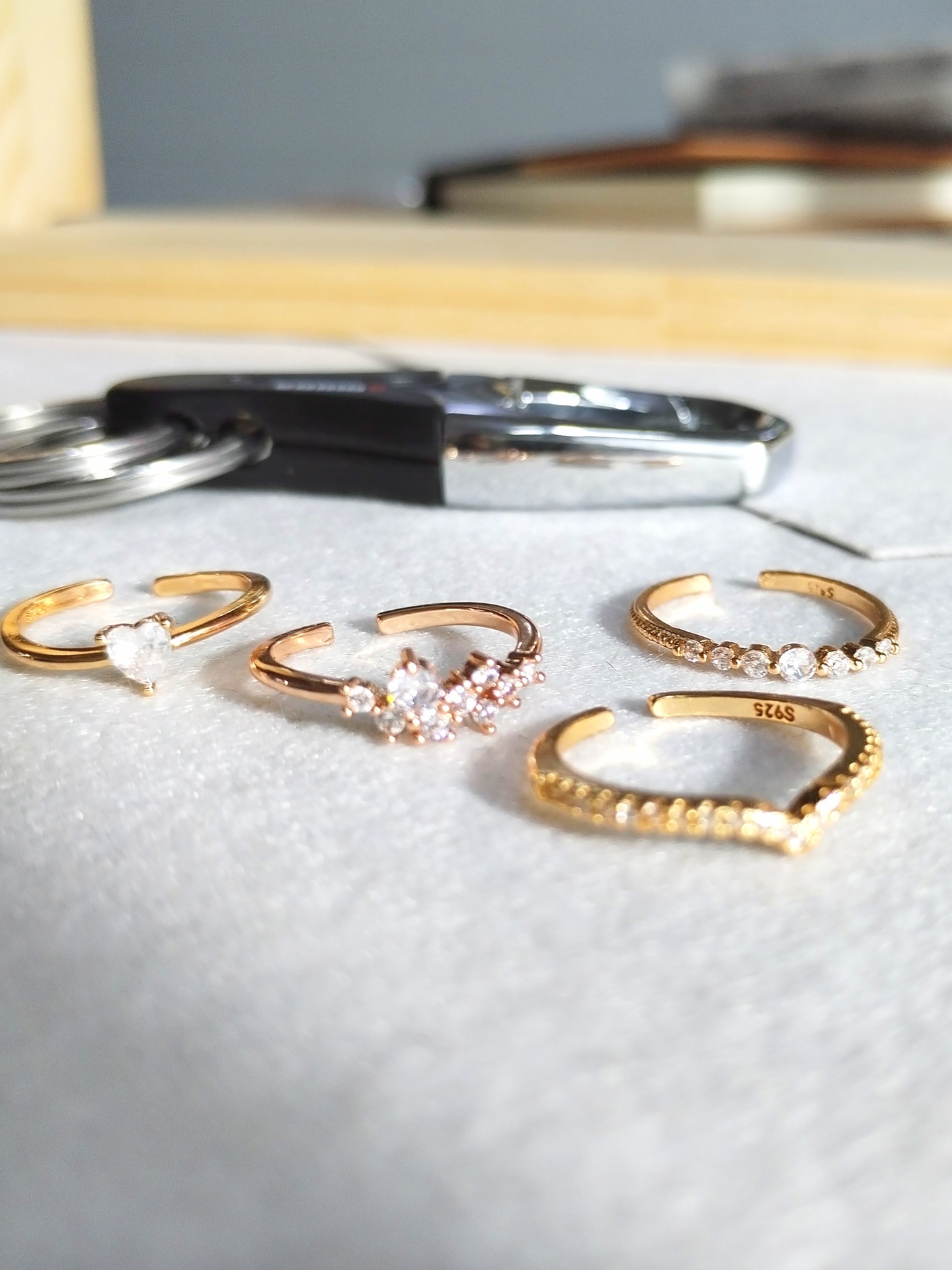 Exquisite V-shaped Zirconia Diamond Ring For Index Finger_voghion.com