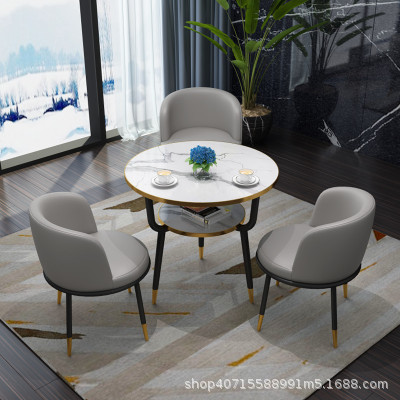 라이트 그레이 가죽 의자 3개와 테이블 1개