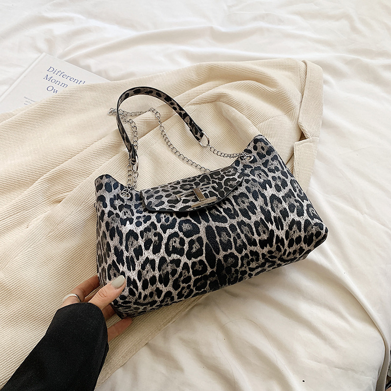 Este año, la popularidad de la bolsa de gran capacidad de leopardo para mujeres 2024 nuevo otoño versátil mochila de viaje bolsa de cadena de hombro