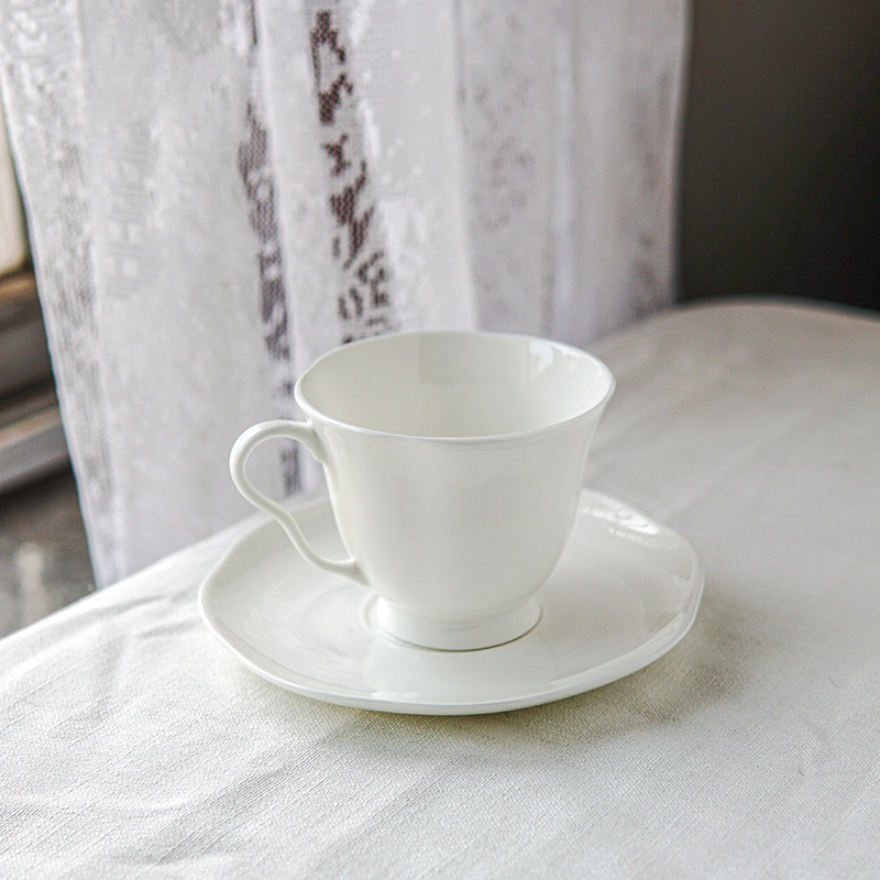 British Retro Pure White Coffee Cup and Saucer Simple European Bone China Ceramic Coffee Cup Cup Hand Warmer Accessible Luxury