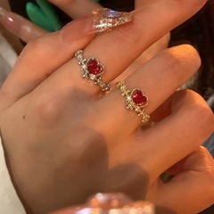 赤い愛の指輪の女性の軽豪華な大衆のファッションは赤いジルコンの開口部の親友の同種の指輪をはめ込んでいます。