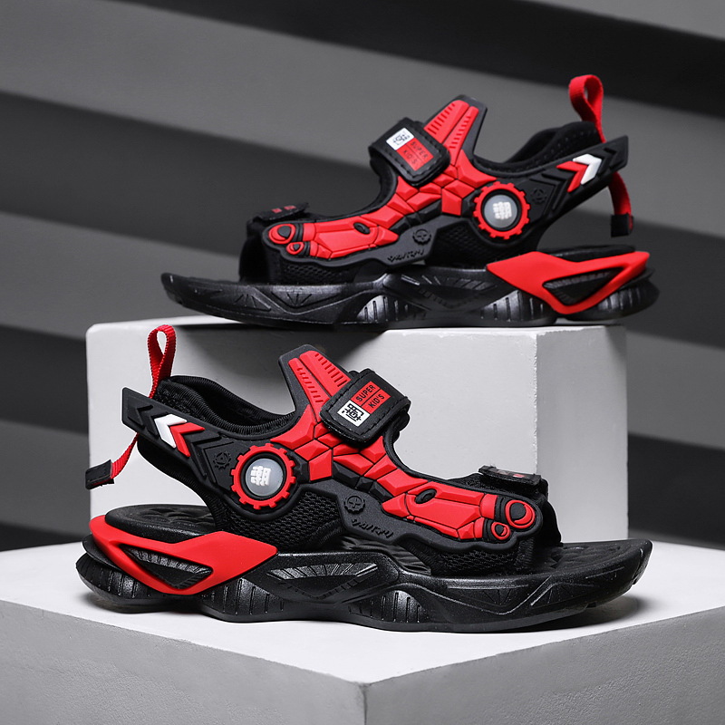 Sandalias para niños de verano 2025 nuevos niños de tamaño mediano y grande antideslizante zapatos de playa al por mayor de zapatos escolares