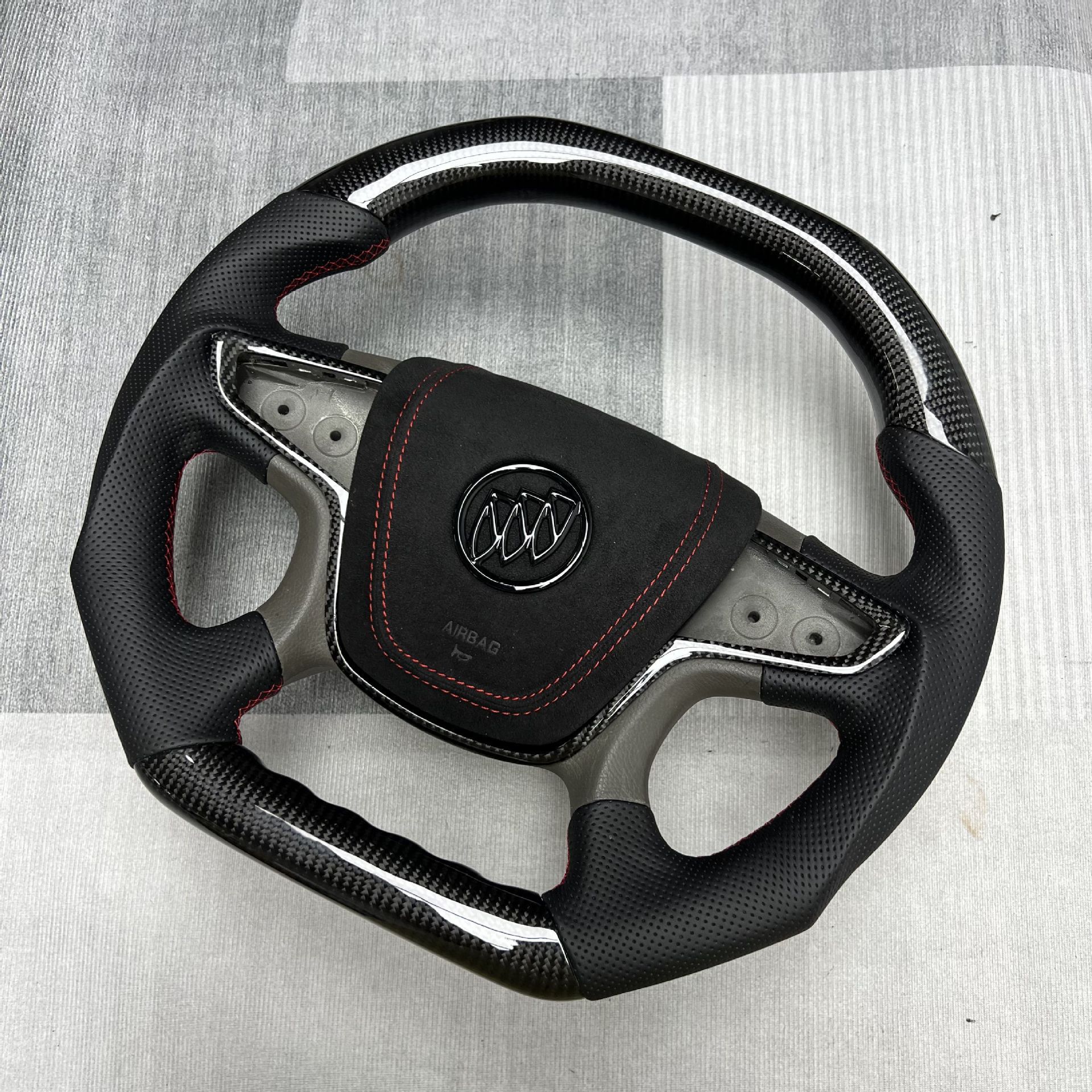 Factory Customized Carbon Fiber Car Steering Wheel Modification Suitable for Buick Chevrolet/Lacrosse/Lacrosse/Glacier