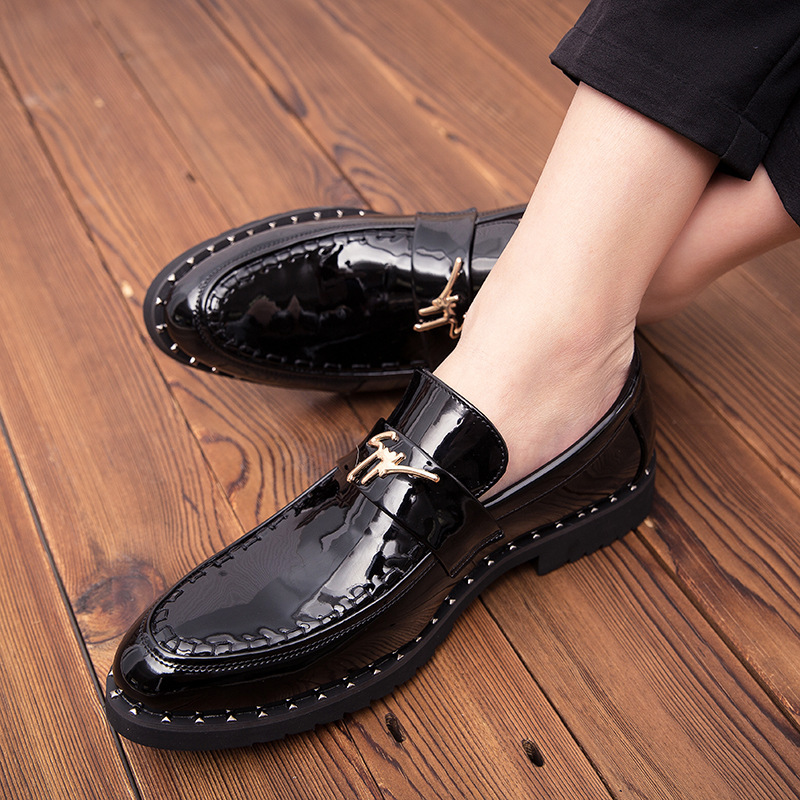 Zapatos de cuero de los hombres estilista británico zapatos casuales charol brillante puntiagudo moda zapatos de cuero slip-on mocasines guisantes zapatos