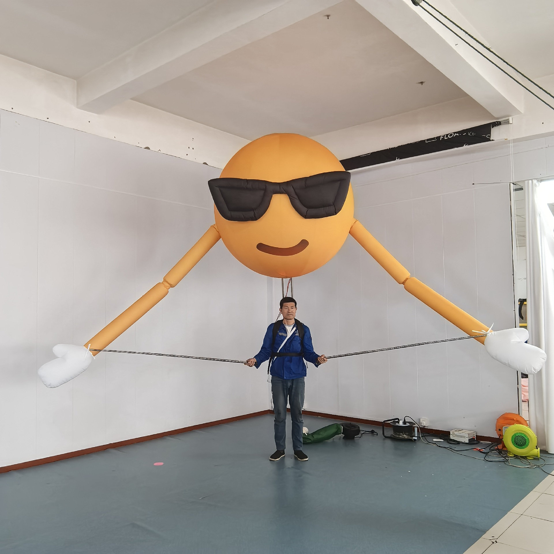 Transfronterizos venta caliente personalizada emoji paquete de aire modelo de muñeca ropa de muñeca salto de espectáculo de crucero de simulación modelo de aire inflable