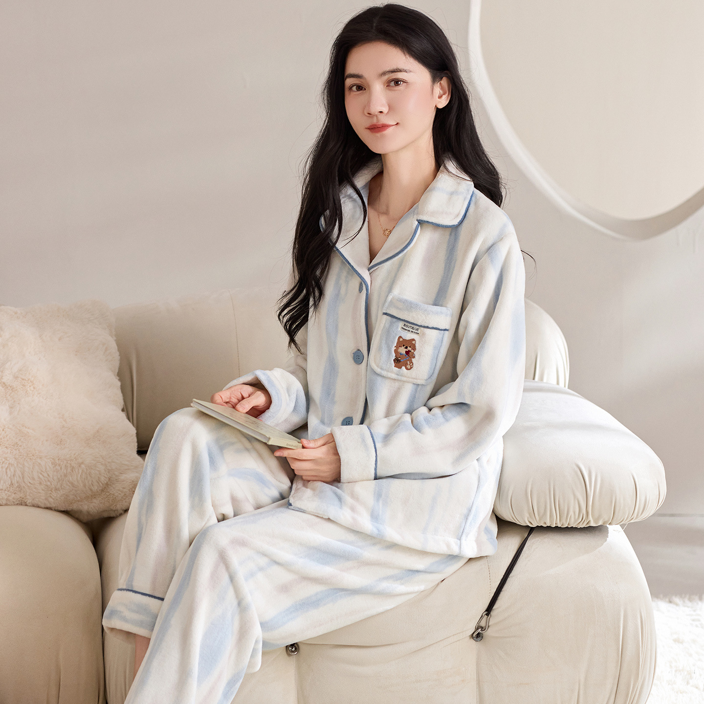 Pijama de pareja de coral de veludo de coral de cautiverio y invierno de veludo de franela gruesa se puede usar con un conjunto de cardigan.