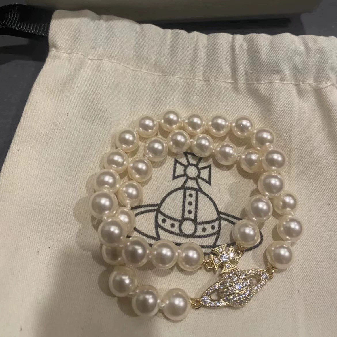 Classic retro bracelet pearl, diamond encrusted