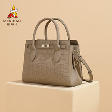 �����˰���Ůʿ2024�¿�б����r�К��ְ�ͨ����Ƥ�ϰ����e�����