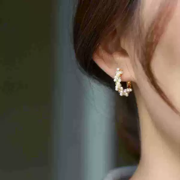 In-Stock Light Luxury High-End Twist Pearl Ear Cuffs Earrings for Women, Unique and Exquisite, 2026 New Trendy Style
