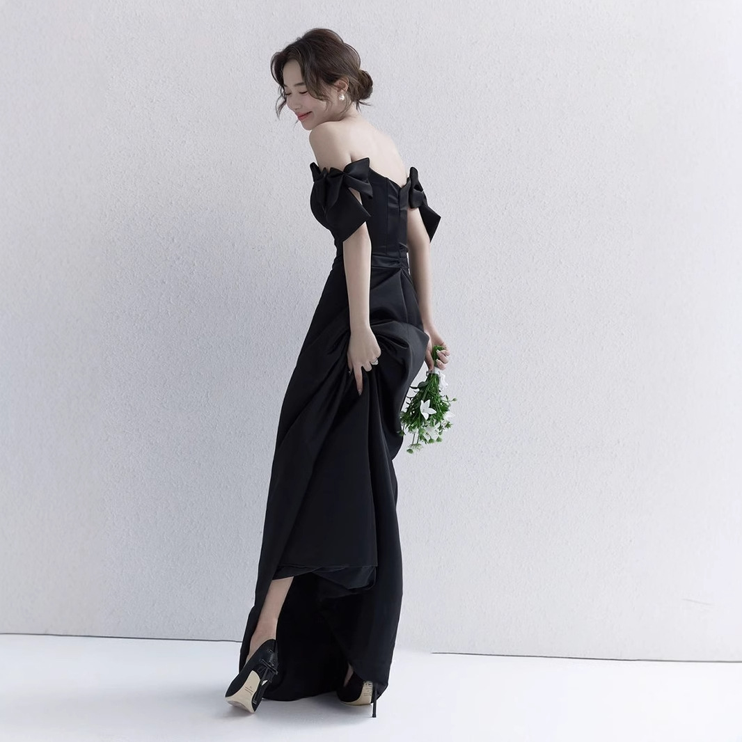 Đầm suông midi satin đen phong cách Hepburn, tay vai nơ, váy cưới nhẹ kiểu Pháp — đen, trắng