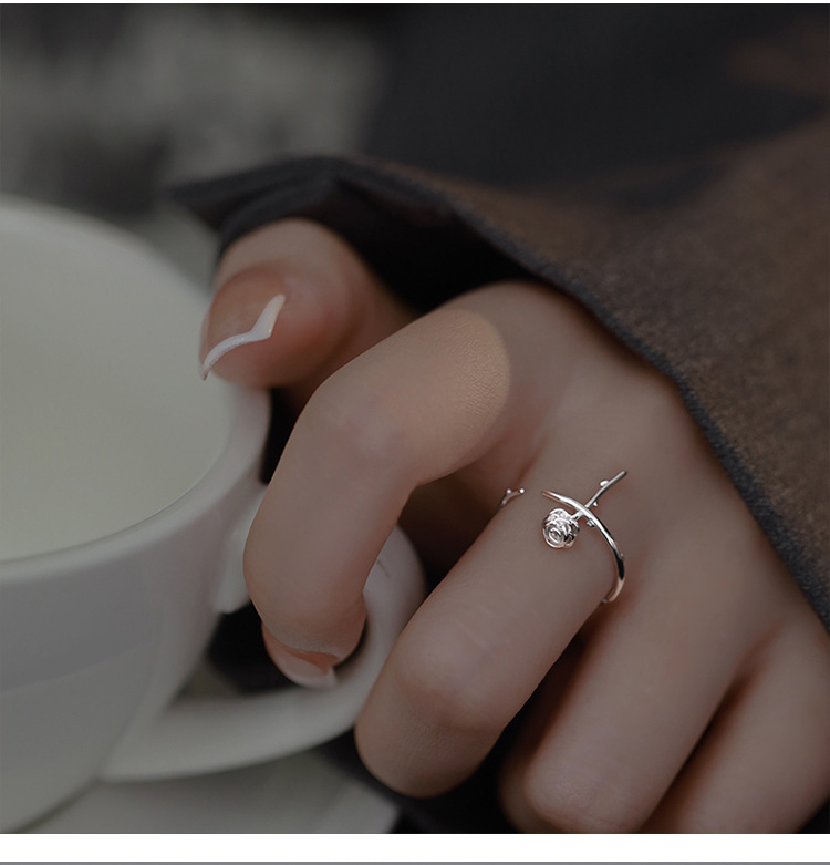 Minimalistische verstelbare ring met rozenbloem_voghion.com