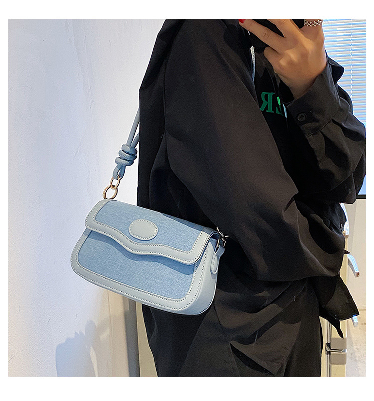 Mujeres Elegante Moda Color Sólido Superficie Suave Cuadrado Hebilla Magnética Bolsa De Hombro Bolso Cuadrado Mezclilla Bolsos De Hombro display picture 4